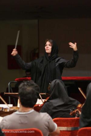 اولین رهبر ارکستر زن در ایران، فقط تمرین می‌دهد!